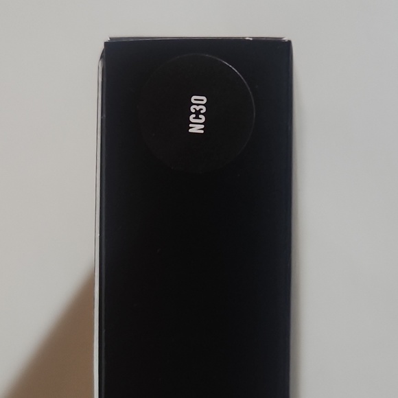 MAC NC30 Full Coverage Foundation - Picture 8 of 9